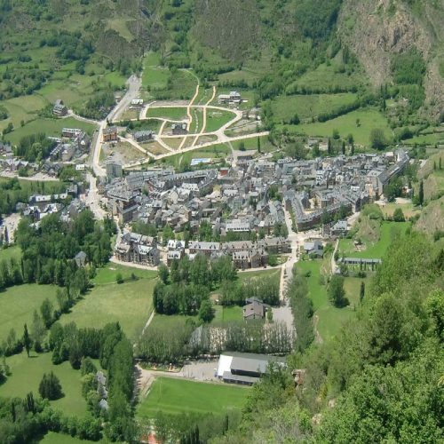 Benasque_(Huesca)_viewed_from_E_2011