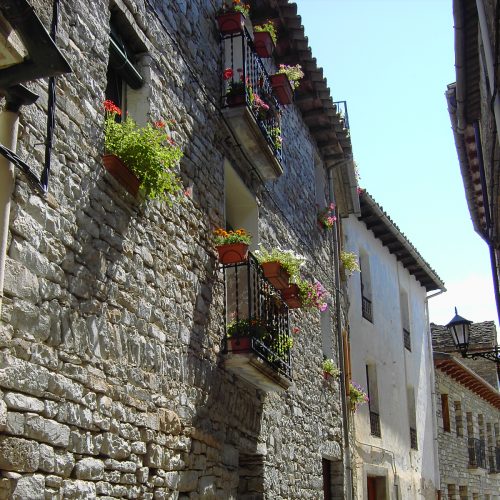 Boltaña_-_Casa_con_flors_á_os_balcons